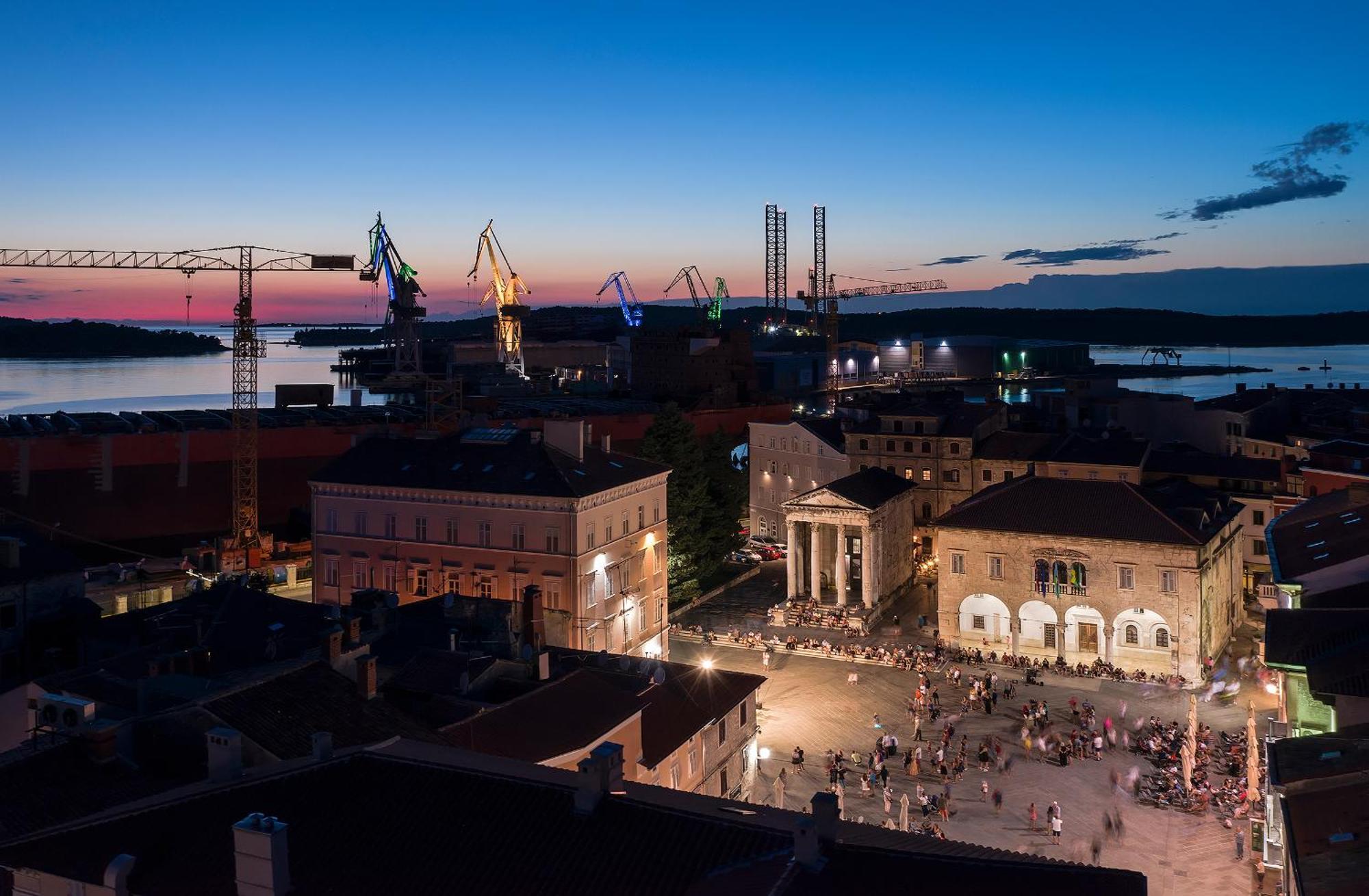 Arta Apartment City Center II - With Private Parking Pula Extérieur photo