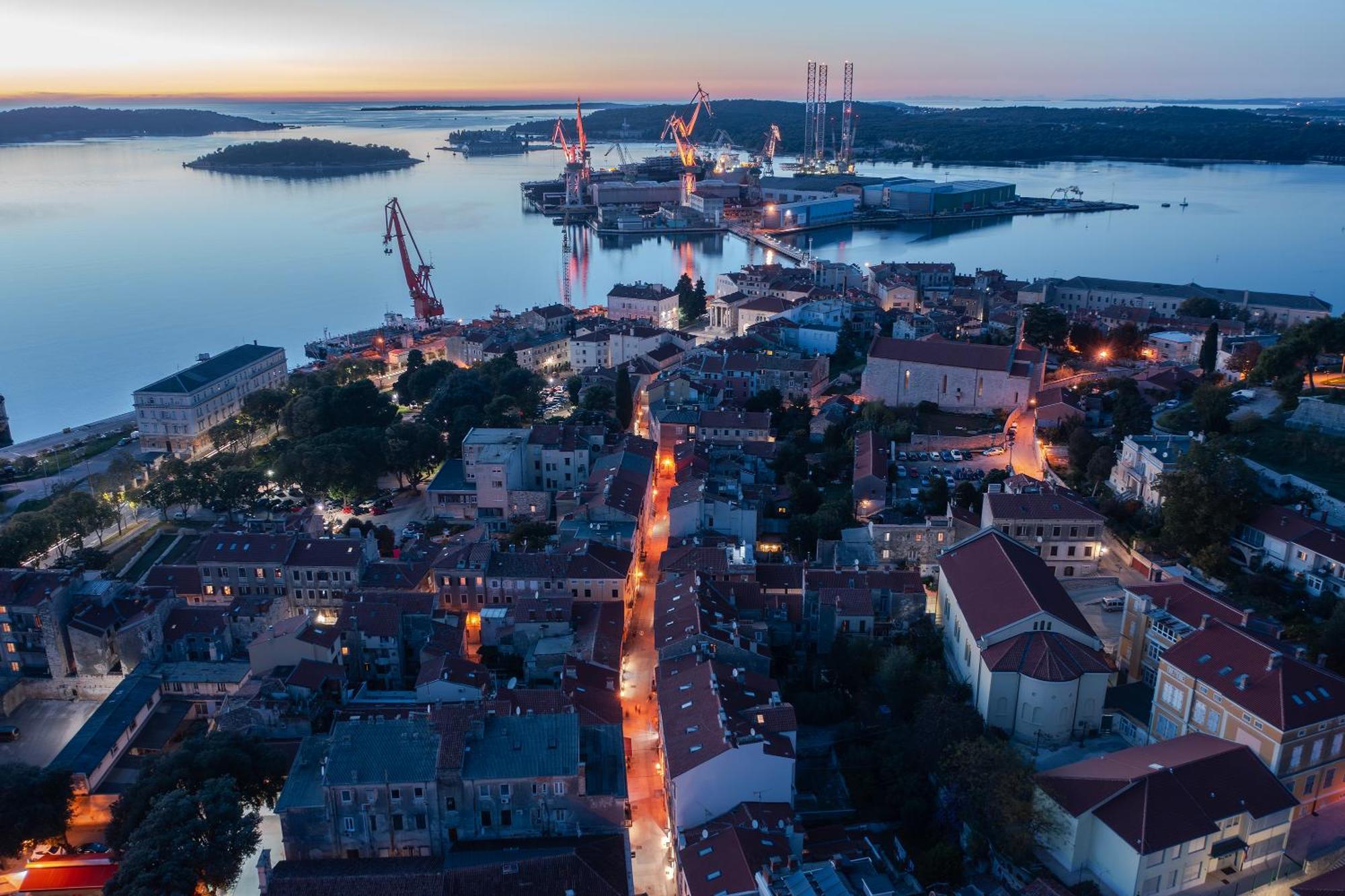 Arta Apartment City Center II - With Private Parking Pula Extérieur photo